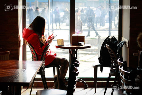 Цагаан морьтой ханхүү дэлгэцийн ард байхгүй, охид оо!